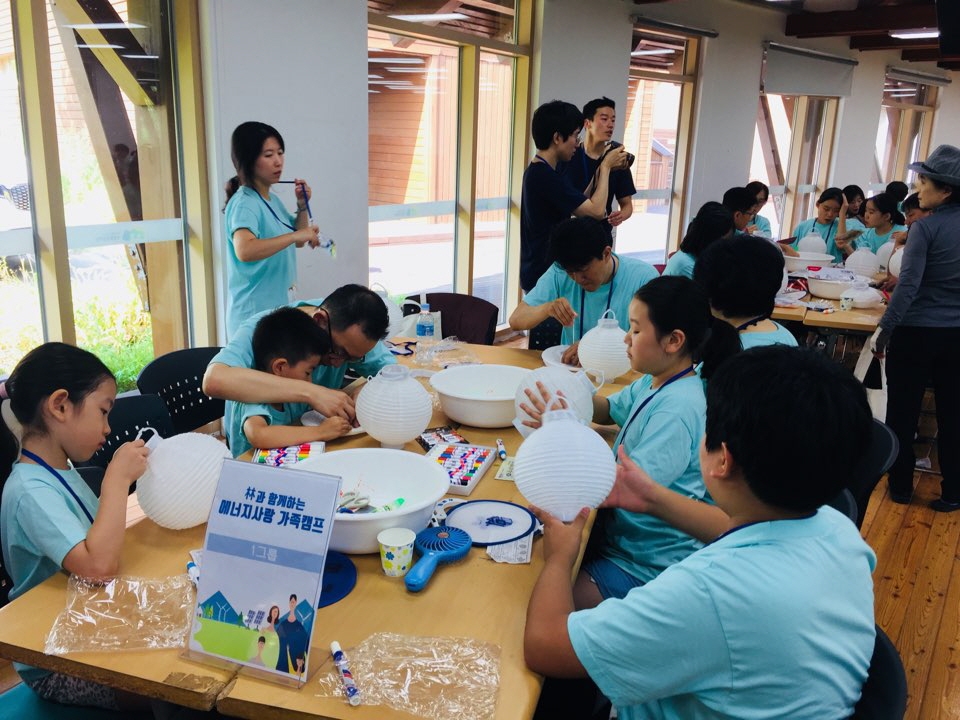 한국에너지공단이 강원 국립횡성숲체원에서 개최한 ‘林과 함께하는 에너지사랑 가족캠프’ 체험프로그램에 학생 및 학부모들이 참여하고 있다.