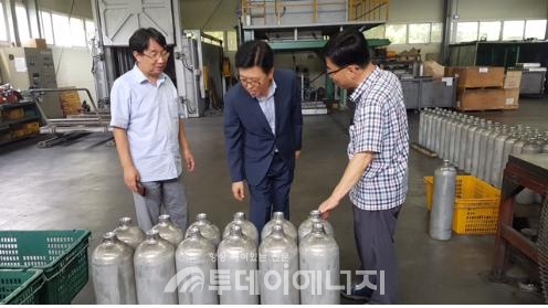 김유호 가스안전공사 충남지역본부장이 고압가스 용기 제조업체인 말타니메탈 예산공장을 방문해 안전관리실태를 점검하고 있다.