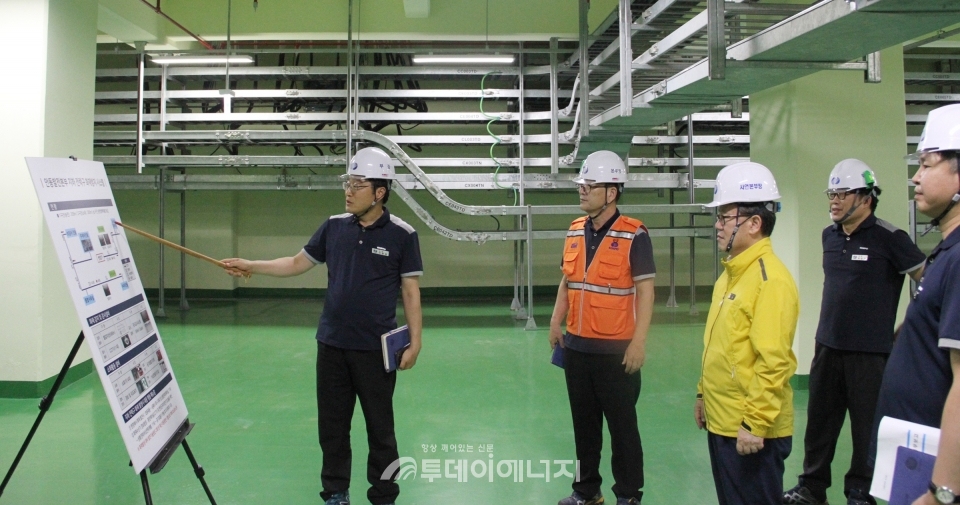 김병철 한국남부발전 사업본부장(좌 3번째)이 안동발전본부 지하전력구를 방문해 화재방지 시스템에 대한 설명을 듣고 있다.