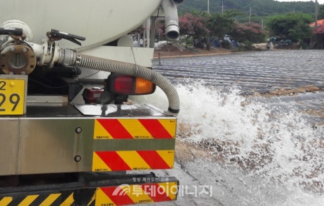 한국서부발전 태안발전본부에서 지원한 살수차에서 가뭄피해 지역에 물이 공급되고 있다.