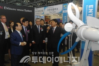VIP들이 미래테크(주)의 소형풍력발전기 제품에 대한 설명을 듣고 있다.