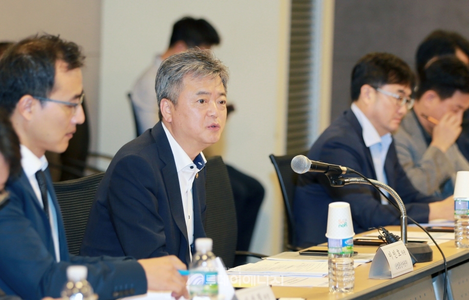 이인호 산업부 차관이 수소경제 추진위원회 TF 1차 회의를 주재하고 있다.