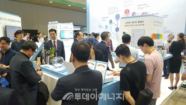 참관객들이 서울도시가스의 IoT기술을 둘러보고 있다.