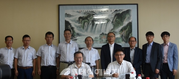 이성민 가스공사 가스연구원장(우) 중국 CNPC 배관연구원과 MOU 체결 후 기념촬영을 하고 있다.