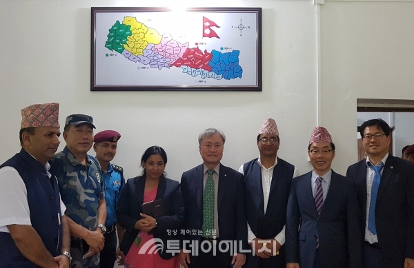 수도권매립지관리공사와 네팔 바랏푸르시 관계자들이 MOU 체결 후 기념사진을 촬영하고 있다.
