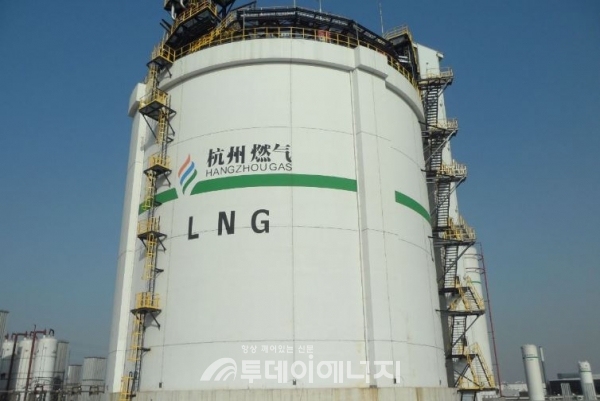 한국가스기술공사가 중국 항저우가스사로부터 설계 등을 수주해 완공한  LNG저장탱크.