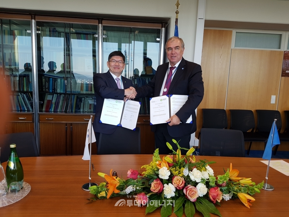 차성수 한국원자력환경공단 이사장(좌)과 Mikhail Chudakov IAEA 원자력에너지부 사무차장이 업무협약 연장에 합의하고 협정서를 교환하고 있다.