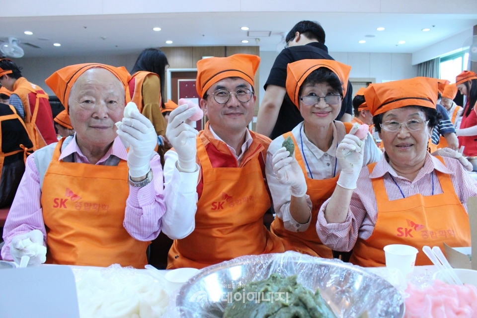 김형건 SK종합화학 사장이 어르신들과 함께 빚은 송편을 들고 기념사진을 촬영하고 있다.
