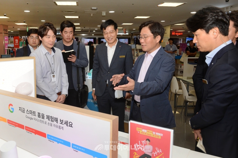 성윤모 산업통상자원부 장관(우 2번째)이 롯데마트 코리아세일페스타 준비현황을 점검하고 있다.