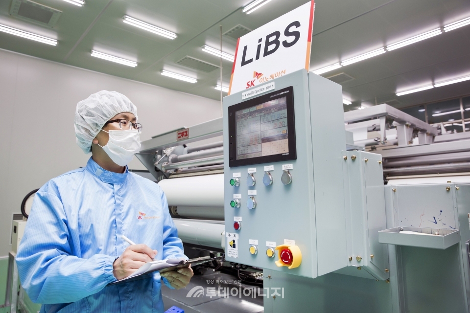 SK이노베이션의 증평공장에서 LIBS가 생산되는 모습.