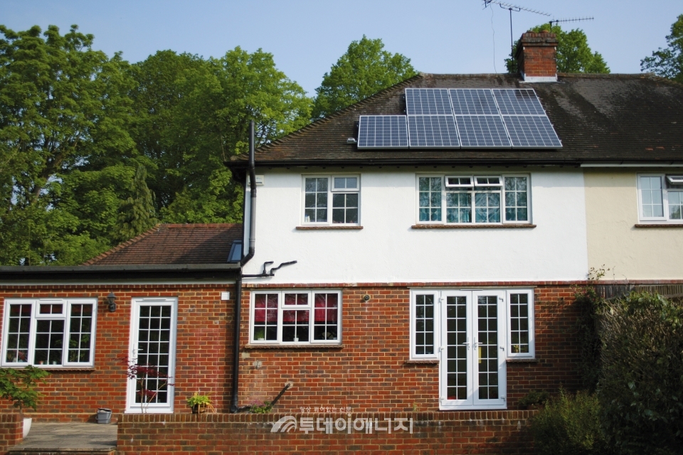 영국 런던 주택에 설치된 한화큐셀 태양광모듈.
