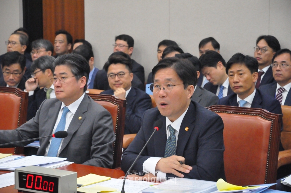 성윤모 산업통상자원부 장관(우)이 2018 국정감사에서 의원들의 질의에 답변하고 있다.