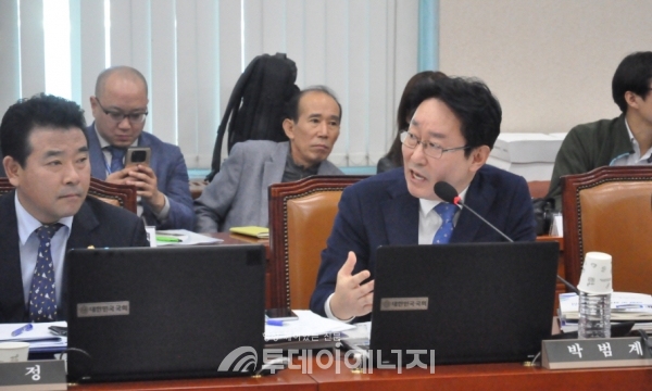박범계 의원(우)이 지난 11일 진행된 산업통상자원부 에너지분야 국정감사에서 질의를 진행하고 있다.