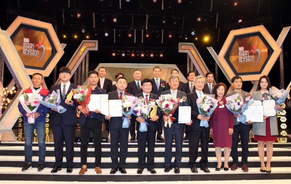 이병욱 한국지역난방기술 사장(앞줄 가운데)이 2018 대한민국 나눔국민대상에서 수상 후 관계자들과 기념촬영을 하고 있다.