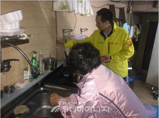 가스안전공사 서울동부지사는 노원구청과 취약시설인 백사마을에서 LPG등 가스시설에 대한 특별점검을 하고 있는 모습.