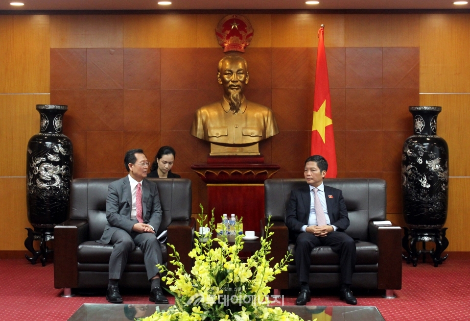 김종갑 한전 사장(좌)과 쩐 뚜엉 아잉 베트남 산업통상부 장관이 에너지사업 협력강화를 위한 면담을 하고 있다.