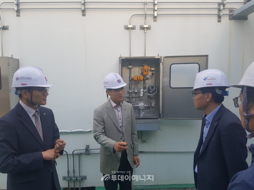 오재순 한국가스안전공사 부사장(좌 2번째), 김경주 한국가스안전공사 부산북부 지사장(좌 첫번째)이 CNG충전소 설비를 점검하고 있다.