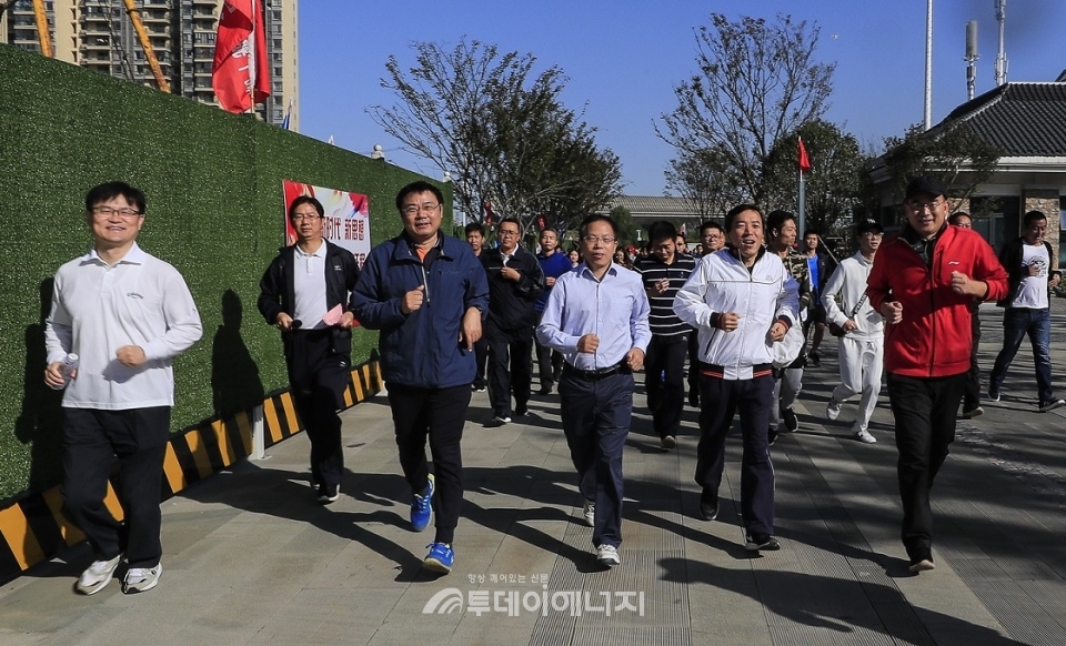 관저민 중한석화 총경리(좌 3번째), 이원근 중한석화 부총경리(좌 첫번째) 등 관계자들이 ‘환경 달리기’ 캠페인에 동참하며 달리고 있다.