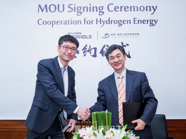 황윤성 현대차 오픈이노베이션사업실 이사(사진 왼쪽)와 주더취엔 칭화연구원 교수가 ‘수소 에너지 전략 협업 MOU’를 체결한 뒤 기념사진을 촬영하고 있다.