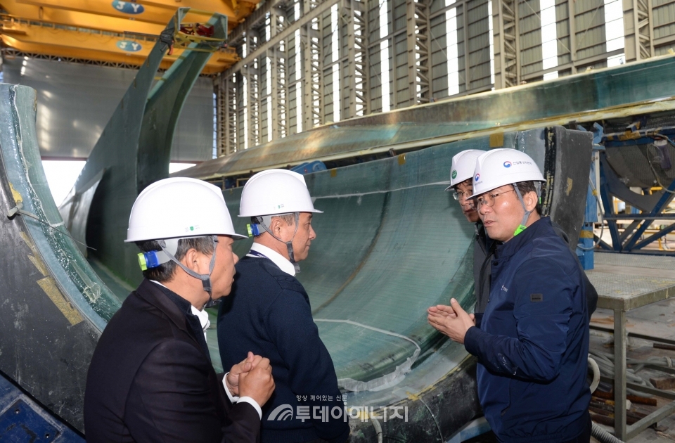 성윤모 산업통상자원부 장관(우 첫번째)이 (주)휴먼컴퍼지트의 블레이드 생산시설을 살펴보고 있다.