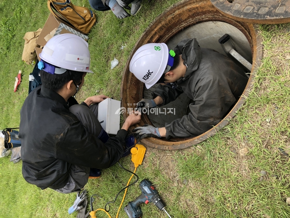 LG U+ 직원들이 맨홀 내 모니터링 설비를 설치하고 있다.