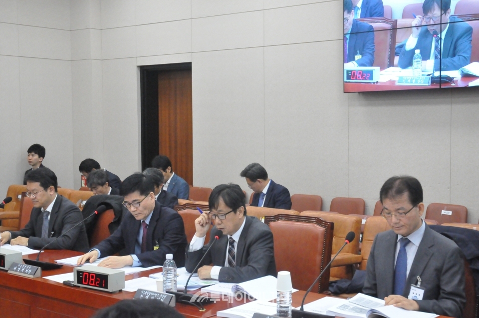 수소산업 관련 법안 공청회에 참여한 전문가들이 발언을 진행하고 있다.
