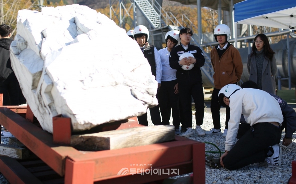 한국광물자원공사 태백 광산안전센터에서 영월공고 재학생들이 유압장비를 이용한 구조실습을하고 있다.