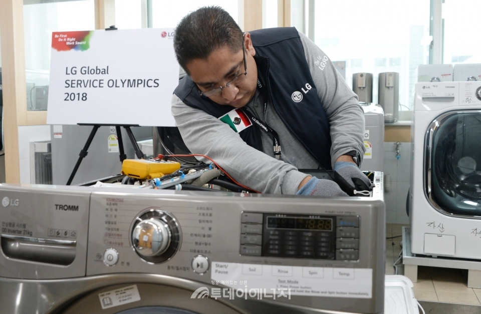 지난 7일 경기도 평택 LG전자 러닝센터에서 열린 ‘제1회 글로벌서비스 기술올림픽'에 LG전자 해외 서비스 엔지니어들이 수리실력을 겨루고 있다.