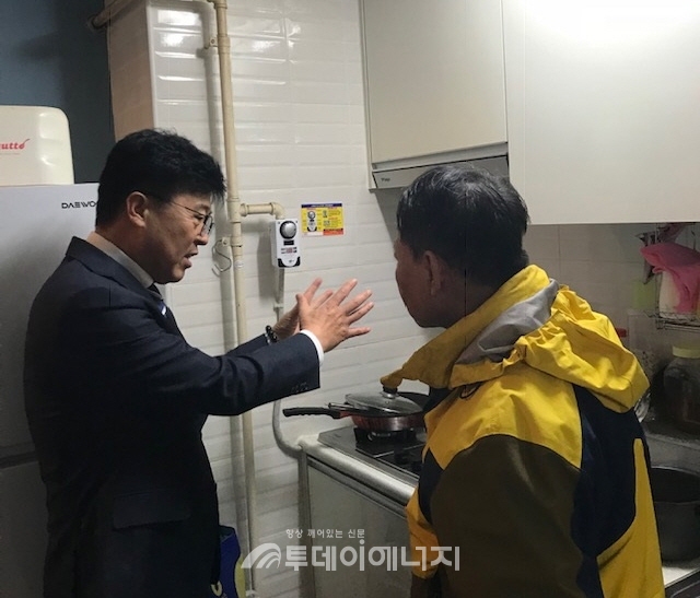 김유호 한국가스안전공사 충남지역본부장(좌)이 장애인 가정의 타이머콕 시설을 점검하고 있다.