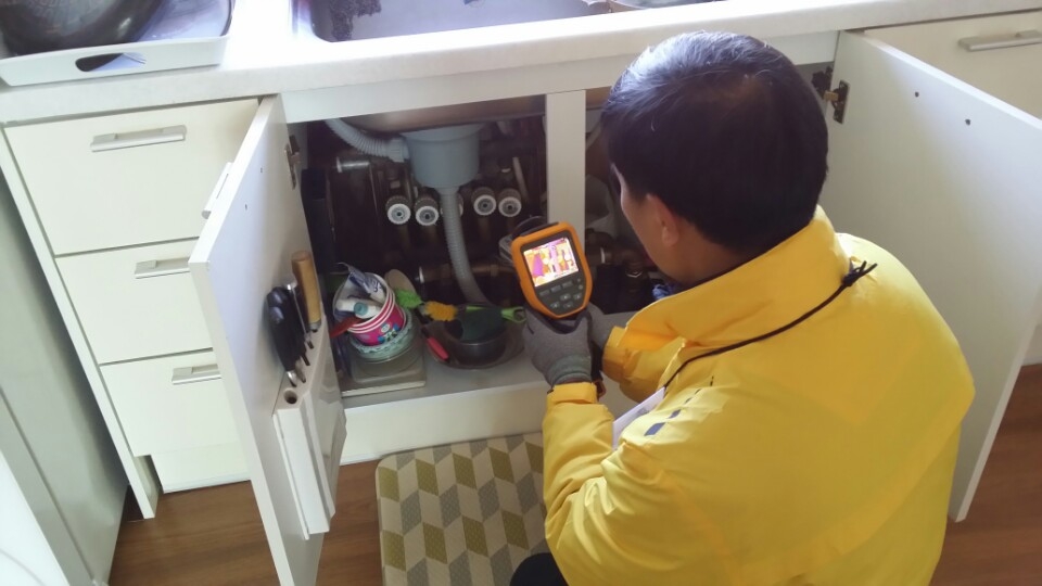 한국지역난방공사의 관계자가 공동주택을 찾아 열사용기자재 에너지진단을 실시하고 있다.