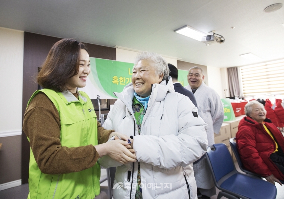 LS산전 임직원들이 어르신들에게 방한복을 입혀드리고 있다.