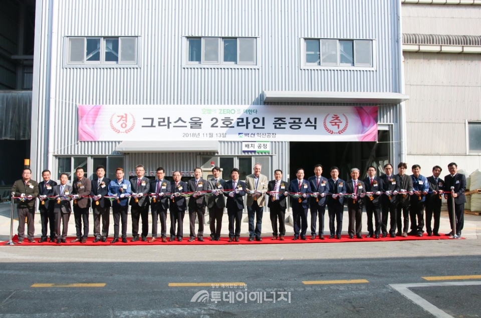 벽산 익산공장에서 무기질 단열재 그라스울의 2호기 생산라인 증설 준공식이 개최되고 있다.