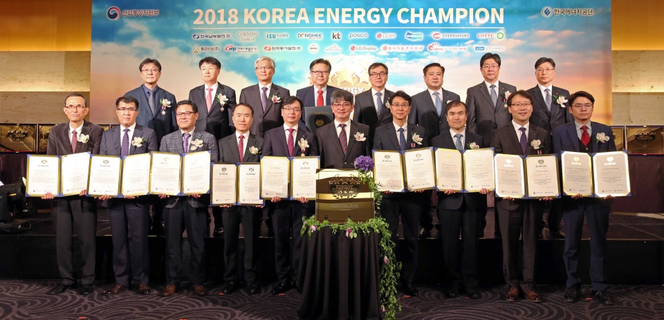 2018년 우수사업장 인증서 수여식에서 김창섭 한국에너지공단 이사장(좌 5번째)과 우수사업장 인증기업 대표들이 기념촬영을 하고 있다.