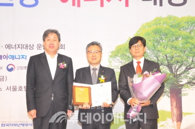 표영준 한국동서발전 사업본부장(가운데)이 환경부 종합대상을 수상한 후 기념촬영하고 있다.