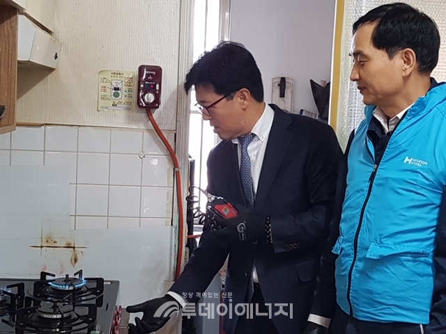 김유호 한국가스안전공사 충남지역본부장(좌 첫번째)이 가스설비를 점검하고 있다.