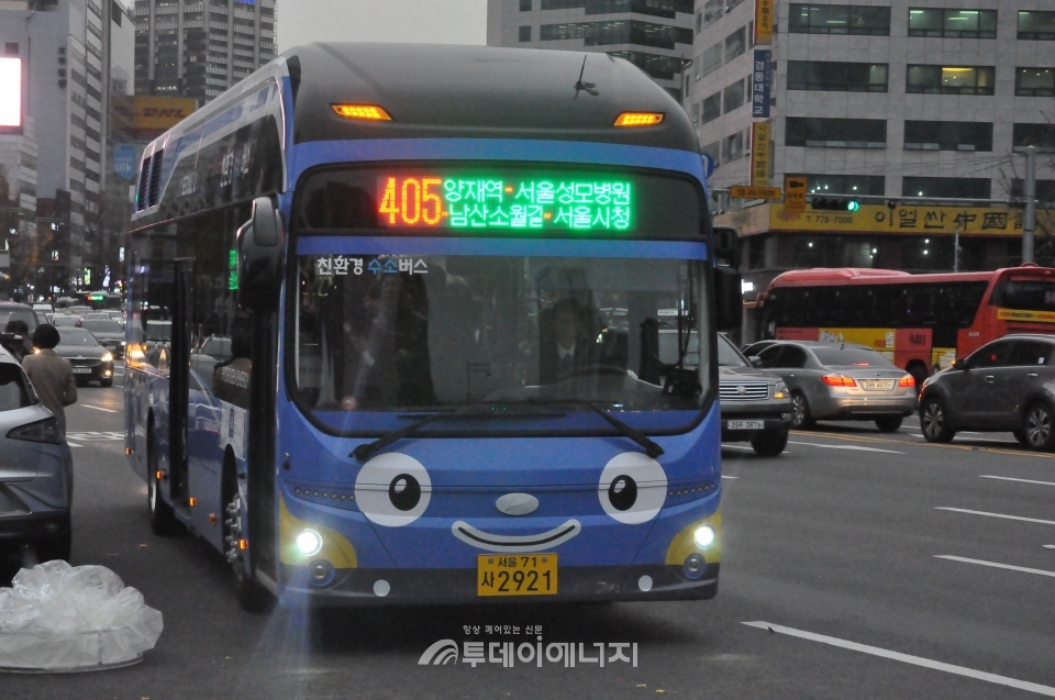 21일부터 서울시 운행을 시작한 405번 수소버스.