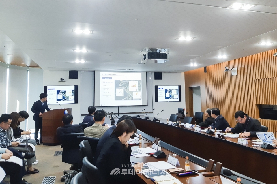 한국중부발전 본사 컨퍼런스에서 저탄장 및 석탄회 매립장의 비산먼지 저감계획에 대한 설명회가 개최되고 있다.