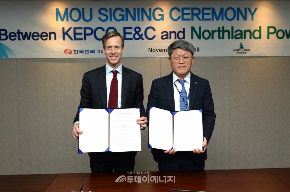 변화운 한국전력기술 에너지신사업본부장(우)과 마이크 크롤리 노스랜드파워 대표가 기념촬영하고 있다.
