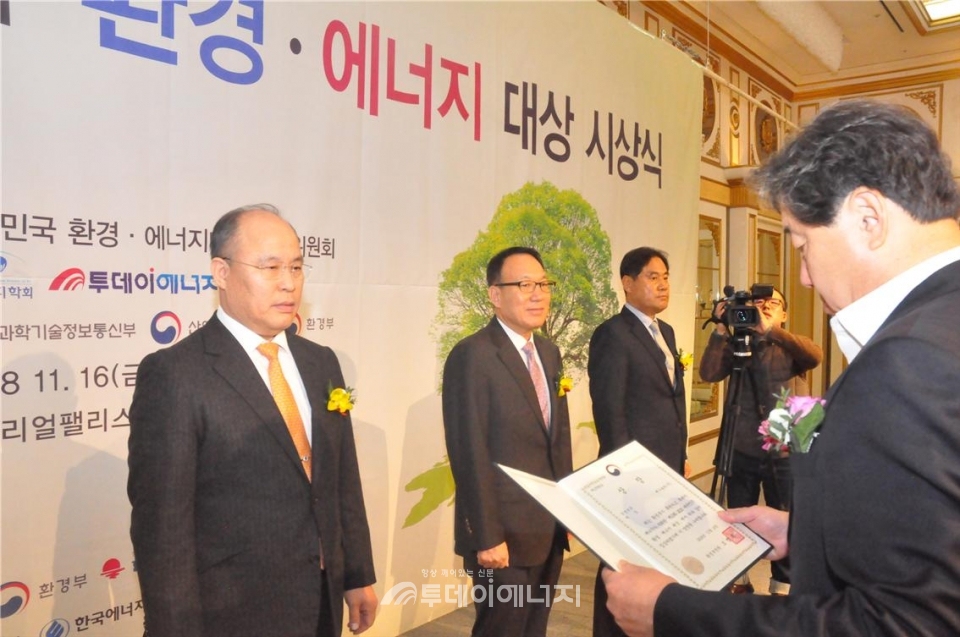 김재한 메가솔라(주) 사장(좌 첫번째)이 2018 대한민국 환경·에너지대상 환경부 장관상을 수상하고 있다.