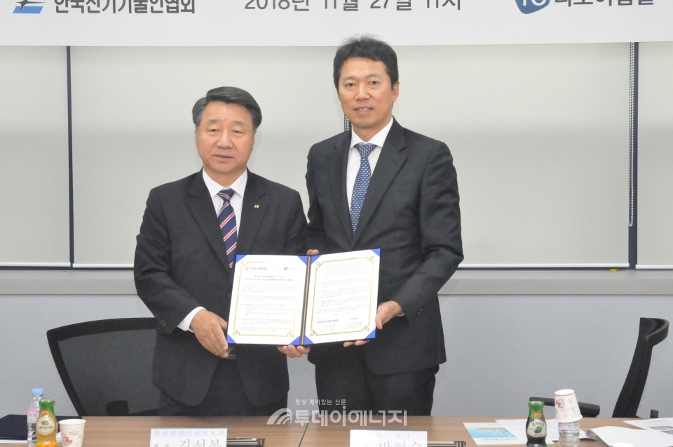 김선복 한국전기기술인협회 회장(좌)과 박현수 TO21 대표가 협약체결후 기념촬영하고 있다.