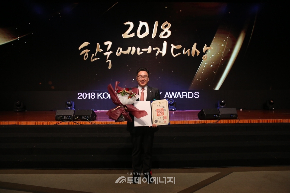 신현욱 한국그런포스펌프 대표가 석탑산업훈장을 수상하고 기념촬영을 하고 있다.