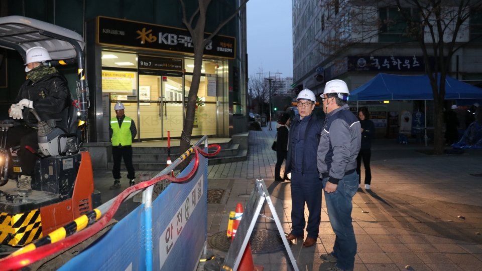 박진섭 서울에너지공사 사장이 직접 열수송관 가상모의 종합훈련 현장을 지휘하고 있다.