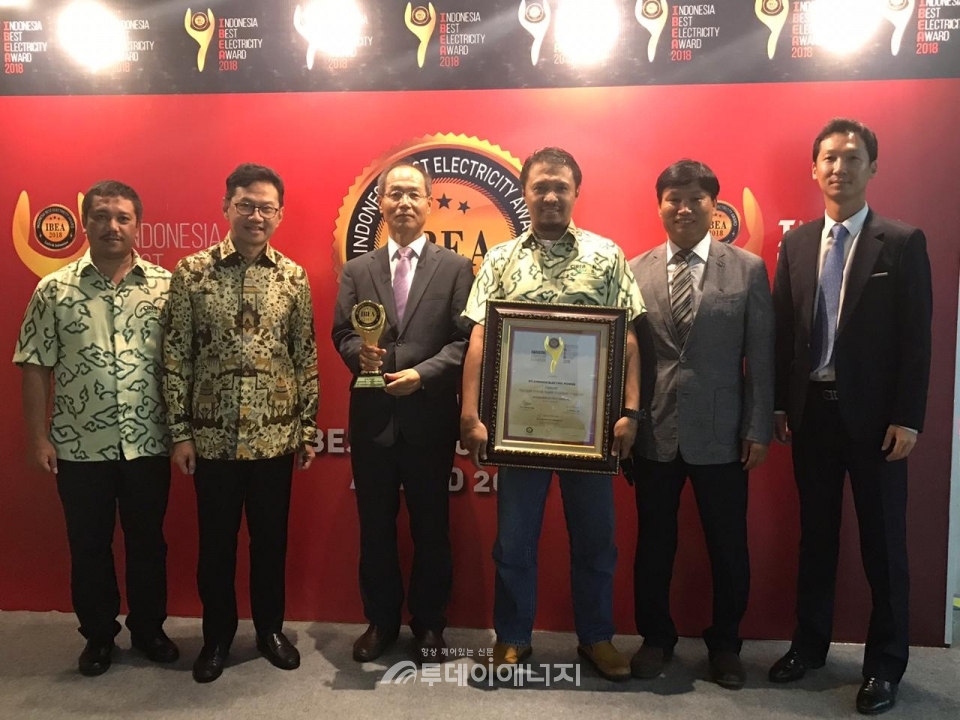 최영일 찌레본 법인(PT.CPS) 사장(중부발전 파견, 좌 3번째)과 임직원들이 인도네시아 에너지광물자원부 2018년도 전기대상에서 기념촬영을 하고 있다.