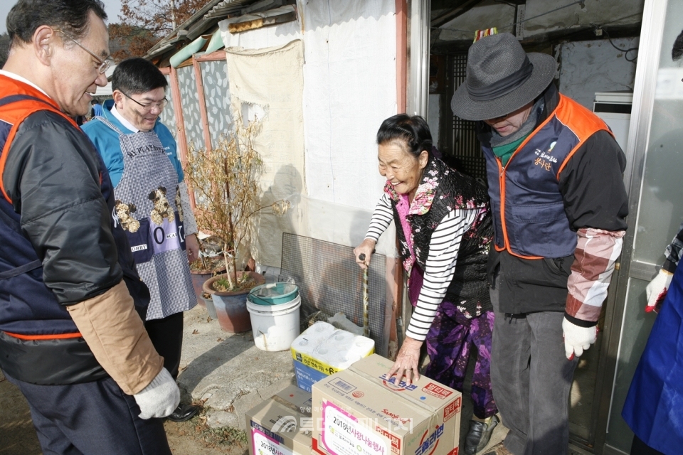 차성수 한국원자력환경공단 이사장(좌 2번째)를 비롯한 자원봉사자들이 소외계층에 생필품을 전달하고 있다.