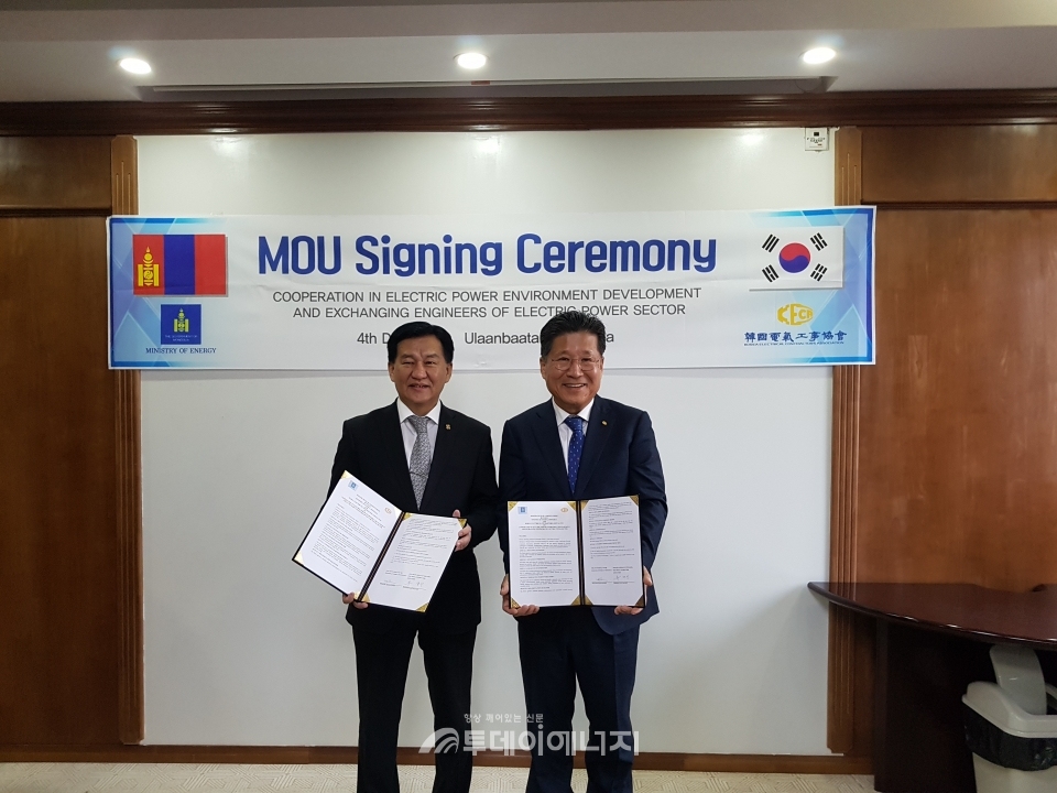 류재선 전기공사협회 회장(우)과 다바수렌 몽골 에너지부 장관이 업무협약을 체결한 후 기념촬영을 하고 있다.