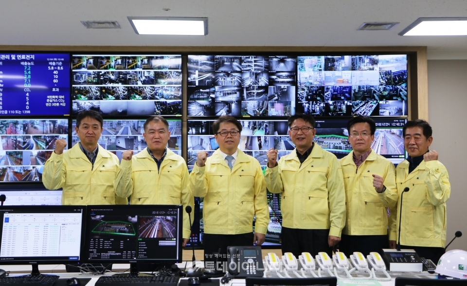 박일준 동서발전 사장(좌 3번째)과 재난대응훈련 참석 임직원들이 기념 촬영을 하고 있다.