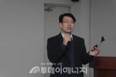 김영환 전력거래소 기후신재생전략팀장이 발표를 하고 있다.