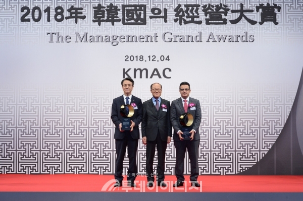김영두 가스공사 사장 직무대리(좌 1번째)가 2018 한국의 경영대상 신뢰경영 종합대상 수상 후 기념촬영을 하고 있다.