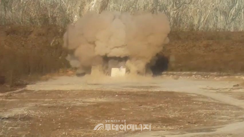 가스안전공사 에너지안전실증연구센터가 전남 장성 육군 공병학교 폭발 실증시험장에서 방폭문 폭발 실증시험을 하고 있는 모습.