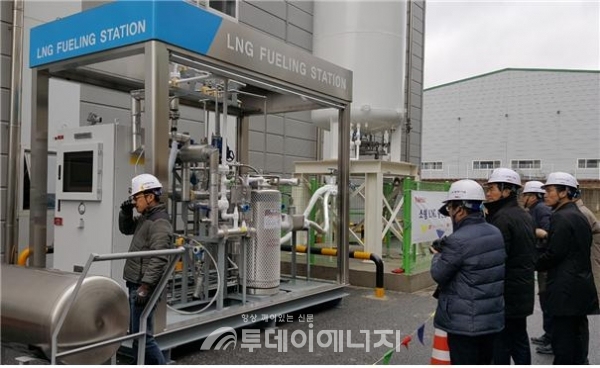 발맥스기술 아산공장에서 '패키지형 소형 LNG 충전 시스템' 시연을 진행하고 있다.